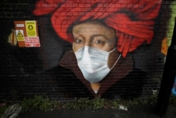 Изображение на стене в одном из районов Лондона, созданное уличным художником Лайонелом Стэнхоупом