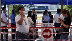 Люди в очереди у пункта тестирования на коронавирус в Алматы. 8 июля 2020 года.