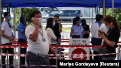 COVID-19 ауруының бар-жоғын анықтайтын мобильді тестілеу орталығында кезекте тұрған адамдар. Алматы, Қазақстан, 8 шілде 2020 жыл.