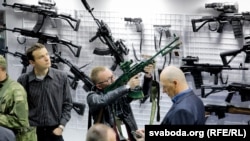 Посетители оружейной выставки. Минск, 16 мая 2019 года