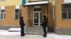 Полицейские у штаба Навального в Пскове