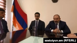 Премьер-министр Никол Пашинян (справа) представляет аппарату Минюста новоназначенного министра юстиции Рустама Бадасяна (слева), Ереван, 20 июня 2019 г. 