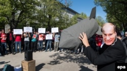 Демонстрация в Берлине против внешней политики Путина перед посольством России. 2 мая 2016 года