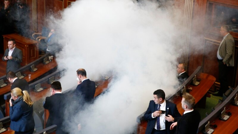 Gjykata shpall fajtorë deputetët e Vetëvendosjes për hedhje të gazit lotsjellës