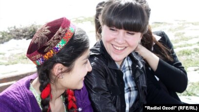 Пісте қосылған ескі порно фильмдер Фистинг қасіретін көрсететін тіркеусіз порно видеолар