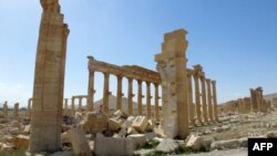 Syria - A general view taken on March 27, 2016 shows part of the remains of the Arc de Triomph (Triumph Arc) monument 