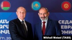 Президент России Владимир Путин (слева) и премьер-министр Армении Никол Пашинян, Ереван, 1 октября 2019 г.