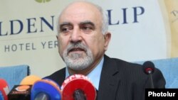 Паруйр Айрікян, фото з прес-конференції в Єревані 5 лютого 2013 року