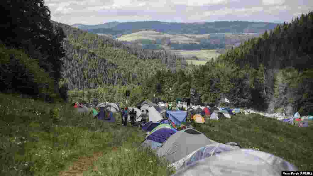 Фестивальний табір на фоні карпатських гір