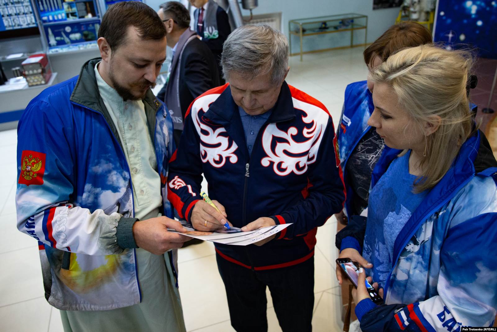 Летчик-космонавт Виктор Савиных дает автограф в музее космонавтики. Байконур, 14 марта 2019 года