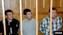 Владимир Топонарь (слева) во время суда по делу о Скниловской трагедии, фото 2005 года