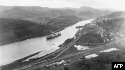 1914 елның 15 августы, Панама каналы ачылган көн, Нью-Йоркта теркәлгән SS Ancon корабы Панама каналы аша уза