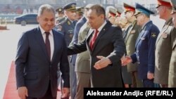Սերբիայի պաշտպանության նախարար Ալեքսանդր Վուլինը Բելգրադում ողջունում է իր ռուսաստանցի գործընկեր Սերգեյ Շոյգուին, 17-ը փետրվարի, 2020թ.