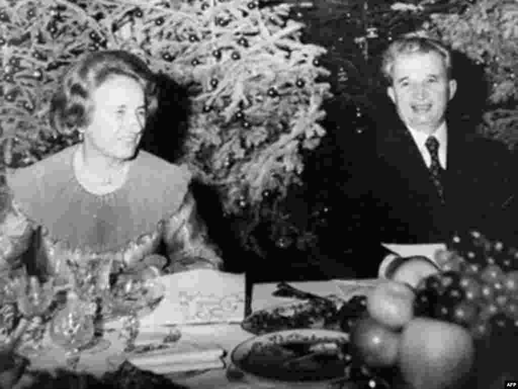 Rumıniyanın kommunist diktatoru Nicolae Ceausescu arvadı Elena ilə birlikdə &ouml;z iqamətgahında qış tətilində, 1981-ci il.&nbsp;