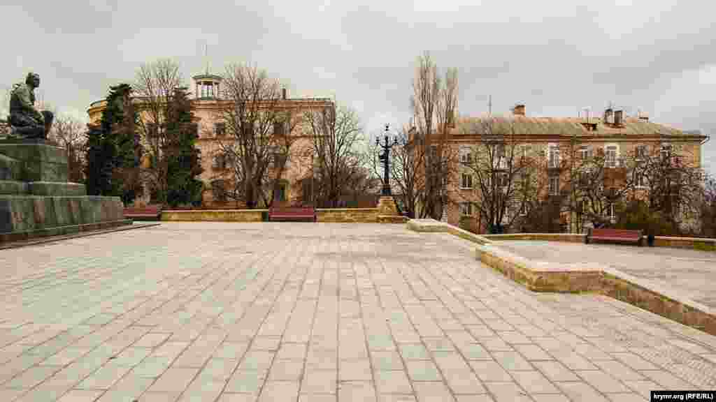 Біля пам&#39;ятника Леніну розташований майданчик, на якому періодично проводять мітинги і пам&#39;ятні акції