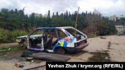 На территории можно встретить разобранные до винтика автомобили