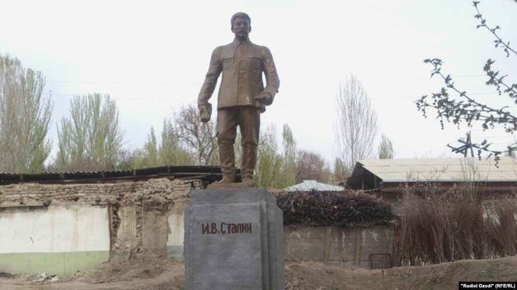 Ашт, Согдийская область. Памятник Сталину