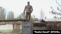 Ашт, Согдийская область. Памятник Сталину