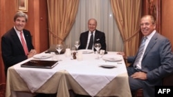 Лоран Фабиус на одной из встреч с Сергеем Лавровым и Джоном Керри