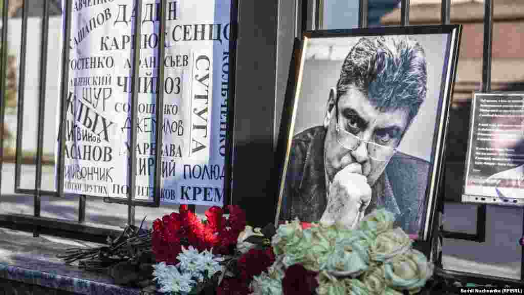 Активісти нагадали, що у Росії ще багато політичних жертв, яких, за їхніми словами, незаконно утримують під вартою