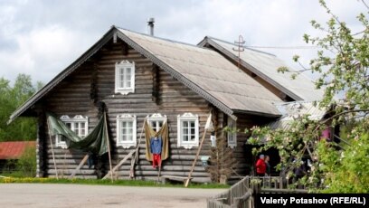 Burning Down The House Karelia Villagers Irate As Moscow