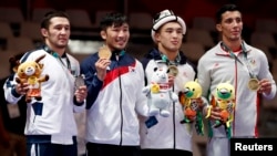 Алмат Кебиспаев (слева) на церемонии награждения призеров. Джакарта, 21 августа 2018 года.