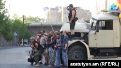 Члены группы «Сасна црер» на территории полка ППС, Ереван, 22 июля2016 г․