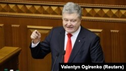 Президент Петро Порошенко під час виступу в парламенті перед голосуванням щодо закону про затвердження указу «Про введення воєнного стану в Україні», 26 листопада 2018 року