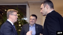  Štefan Füle, Vitalii Klitschko və Oleh Tyagnybok 