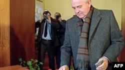 Михаил Горбечев 1991 йил 17 март кунги референдумда СССРни сақлаб қолиш учун овоз бермоқда.