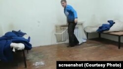Иван Вшивков только что отломал батарею. Скриншот видеозаписи