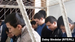 Подсудимые по делу об убийстве полицейского во время этнических стычек на юге Кыргызстана. Ош, 29 октября 2010 года.