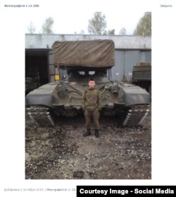 Военнослужащий 20 полка РХБЗ на фоне установки ТОС-1А "Солнцепек", фото из профиля в социальной сети "ВКонтакте"