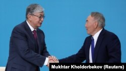 Касым-Жомарт Токаев, будучи исполняющим обязанности президента Казахстана, и бывший президент Нурсултан Назарбаев на съезде правящей партии. Нур-Султан, 23 апреля 2019 года