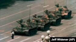 Një burrë qëndron përpara tankeve në Sheshin Tiananmen. 5 qershor, 1989.
