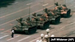Демонстрант стои пред тенковите на плоштадот Тјенанмен во Пекинг во 1989 година