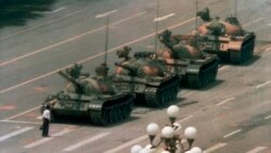 Тяньаньмэнь окуяларынын символуна айланган кадр, 1989-жыл.
