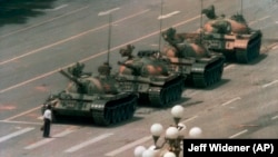 Celebra fotografie a unui bărbat care blochează un convoi de tancuri aflate în drum spre piața Tiananmen. Bărbatul nu a fost identificat până în prezent. Fotografie realizată la data de 5 iunie 1989, greu de accesat în China.