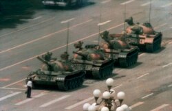 Slika "Tenkista" prikazuje nepoznatog muškarca koji stoji ispred kolone tenkova na kineskom trgu Tjenanmen u junu 1989.