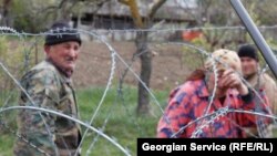 Российские пограничники запретили жителям Джариашени появляться на собственных земельных участках. Сельчане свободно обрабатывали их и после августовской войны 2008 года