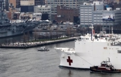 Плавучий военный госпиталь "Комфорт" пришвартован у причала на Манхэттене