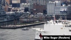 Плавучий госпиталь в бухте Нью-Йорка, 30 марта 2020 года