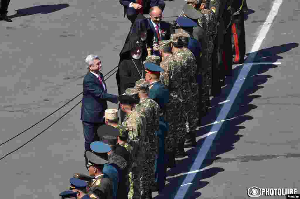 Армения президенті Серж Саргсян және дін өкілдері ел тәуелсіздігінің 25 жылдығына орай Ереванда өткізілген әскери парадқа қатысушылармен амандасып тұр. 21 қыркүйек 2016 жыл.