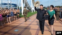 Севернокорејскиот лидер Ким Џонг Ун со неговата сопруга Ри Сол Ју 