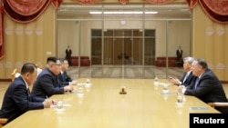 АҚШ мемлекеттік хатшысы Майк Помпео (оң жақта) Солтүстік Корея лидері Ким Чен Ынмен кездесіп отыр. Пхеньян, 9 мамыр 2018 жыл.