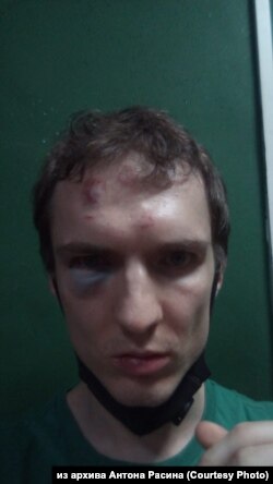 Антон Расин сразу после задержания полицейскими в штатском