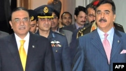 Президент Асиф Али Зардари (слева) и премьер Юсуф Раза Гилани оказались по одну сторону баррикад