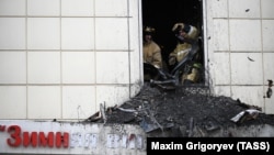 Shpëtimtarët në vendin ku ka ndodhur zjarri në një qendër tregtare në Siberi.