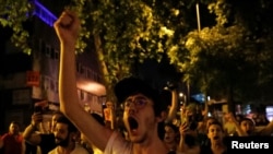 Түркиянын Жогорку шайлоо кеңешине нааразылык билдирип бара жаткандар. Анкара, 24-июнь, 2018-жыл.