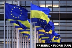 Прапори України та ЄС майорять біля будівля Європарламенту у Страсбурзі. Березень 2022 року